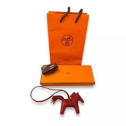 Charm de la tarde con rubíes Rodeo de Hermès 