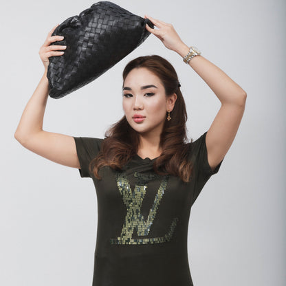 CAMISETA VERDE CON LOGO DE LENTEJUELAS LV DE LOUIS VUITTON