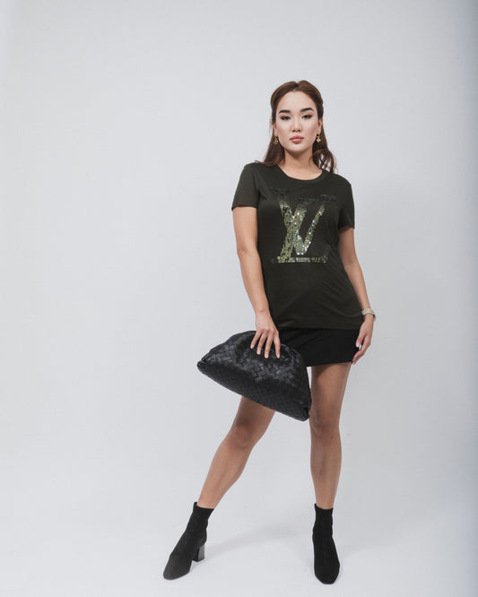 CAMISETA VERDE CON LOGO DE LENTEJUELAS LV DE LOUIS VUITTON