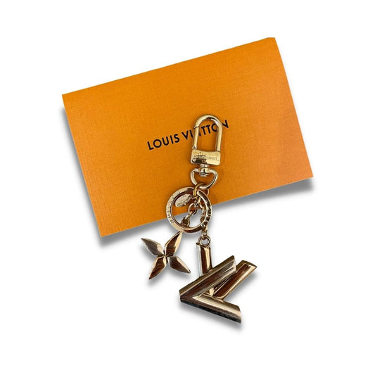 Charm para bolso y llavero con diseño de giro de metal plateado y dorado de Louis Vuitton