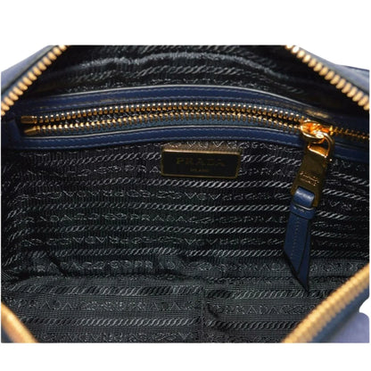 Bolso de hombro Prada de piel de becerro con acabado esmaltado negro