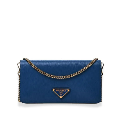 Cartera de piel con cadena azul de Prada
