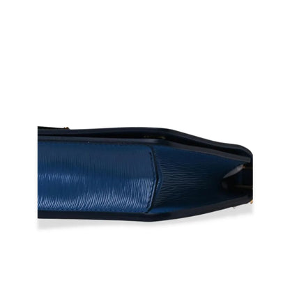 Cartera de piel con cadena azul de Prada