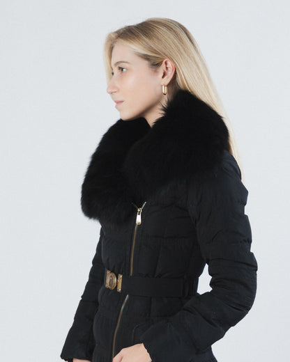 Chaqueta con cuello de piel de zorro negra de Versace